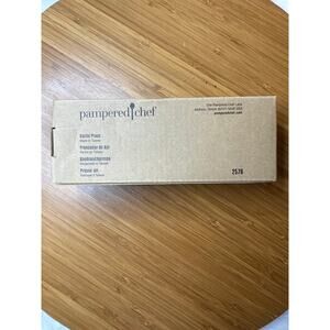 NWT Pampered Chef Garlic Press 2576